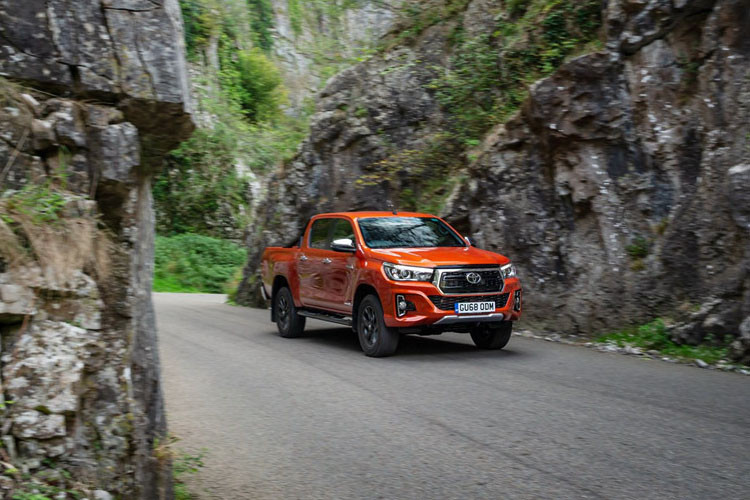 Về động cơ, Hilux Invincible X đặc biệt không có sự thay đổi về sức mạnh. Xe vẫn dùng động cơ D-4D diesel tăng áp 4 xy-lanh thẳng hàng, dung tích 2.4L, kết hợp cùng hộp số tự động 6 cấp và hệ dẫn động 4 bánh. Động cơ này sản sinh công suất cực đại 148 mã lực.