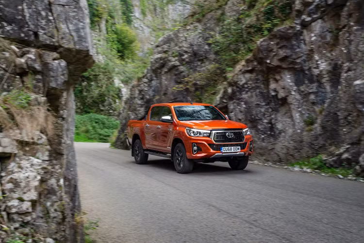 Về động cơ, Hilux Invincible X đặc biệt không có sự thay đổi về sức mạnh. Xe vẫn dùng động cơ D-4D diesel tăng áp 4 xy-lanh thẳng hàng, dung tích 2.4L, kết hợp cùng hộp số tự động 6 cấp và hệ dẫn động 4 bánh. Động cơ này sản sinh công suất cực đại 148 mã lực.