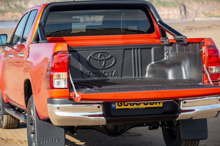 Nhiều chi tiết mạ crom sáng bóng từ trước và sau xe.