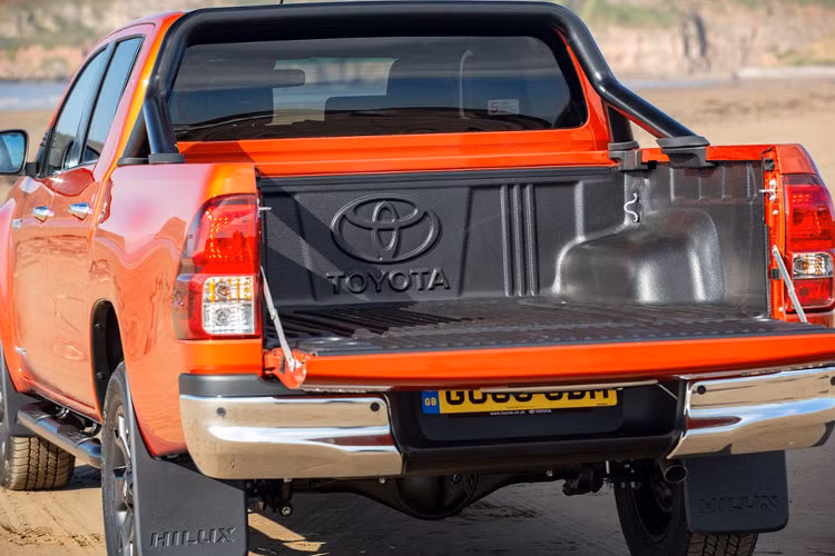 Nhiều chi tiết mạ crom sáng bóng từ trước và sau xe.