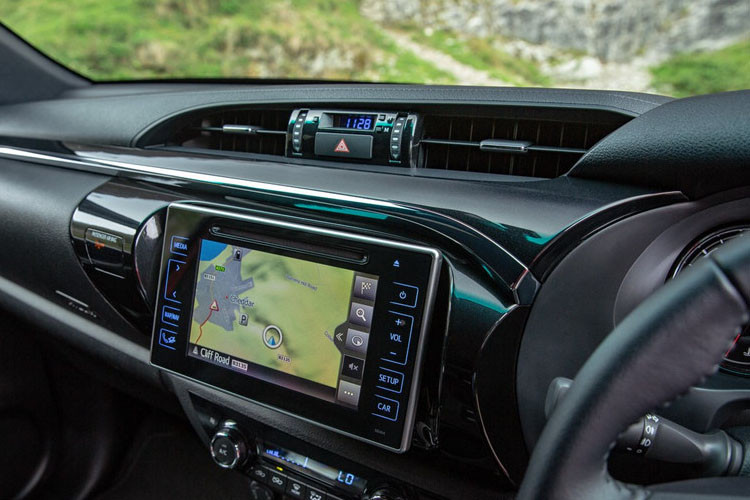 Hệ thống thông tin giải trí với màn hình cảm ứng kết nối Bluetooth, camera lùi, điều hòa không khí tự động và dàn âm thanh 6 loa.