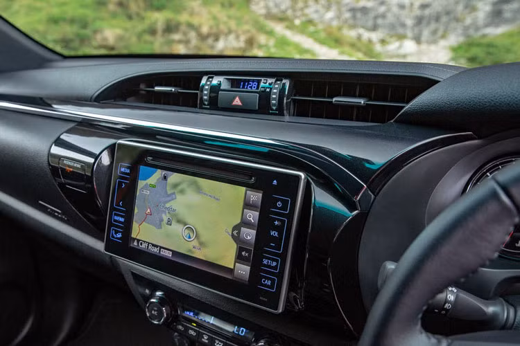 Hệ thống thông tin giải trí với màn hình cảm ứng kết nối Bluetooth, camera lùi, điều hòa không khí tự động và dàn âm thanh 6 loa.