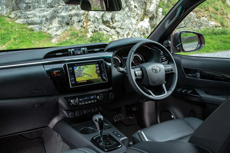 Khoang cabin cũng bảo phủ một màu đen với những vật liệu cao cấp đắt tiền.