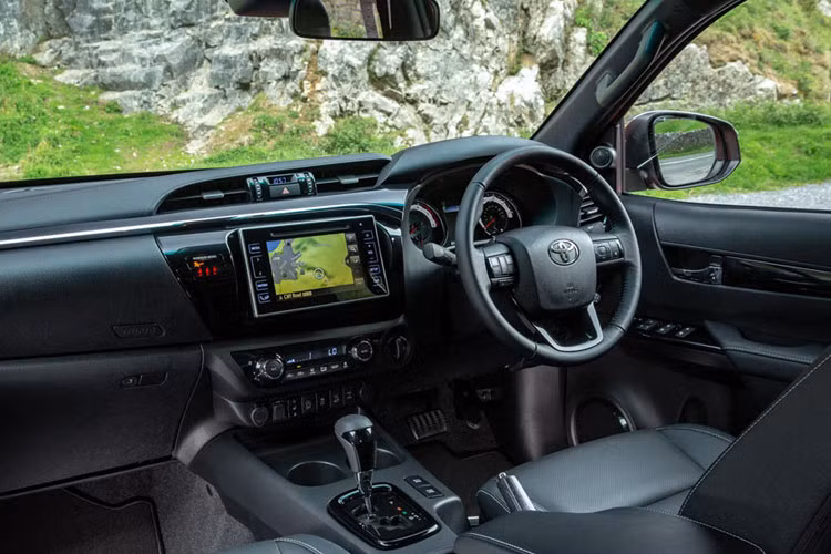 Khoang cabin cũng bảo phủ một màu đen với những vật liệu cao cấp đắt tiền.