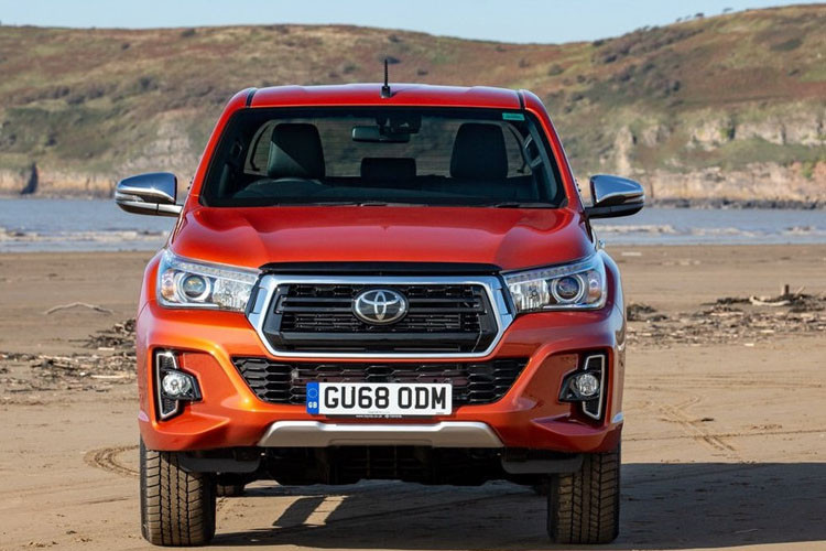 Có khá nhiều nâng cấp mới khác biệt cả về ngoại hình lẫn động cơ xe đối với những phiên bản trước đó. Về thiết kế Hilux Invincible X được đánh giá có phần hầm hố, mạnh mẽ hơn có lẽ một phần nhờ các chi tiết sơn màu đen bóng như mâm đúc hay khung lưới tản nhiệt, thanh giằng thể thao trên thùng xe, bậc lên xuống bằng thép...