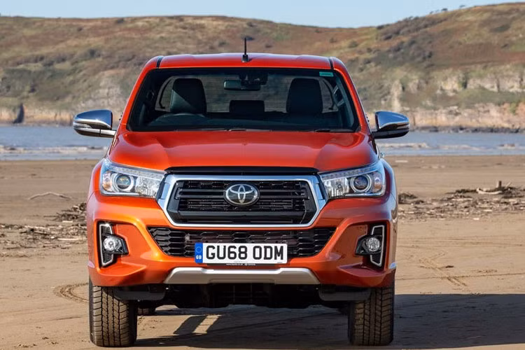 Có khá nhiều nâng cấp mới khác biệt cả về ngoại hình lẫn động cơ xe đối với những phiên bản trước đó. Về thiết kế Hilux Invincible X được đánh giá có phần hầm hố, mạnh mẽ hơn có lẽ một phần nhờ các chi tiết sơn màu đen bóng như mâm đúc hay khung lưới tản nhiệt, thanh giằng thể thao trên thùng xe, bậc lên xuống bằng thép...