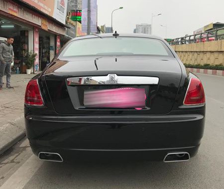 Phần đuôi theo thiết kế bo tròn truyền thống của các dòng xe Rolls-Royce.