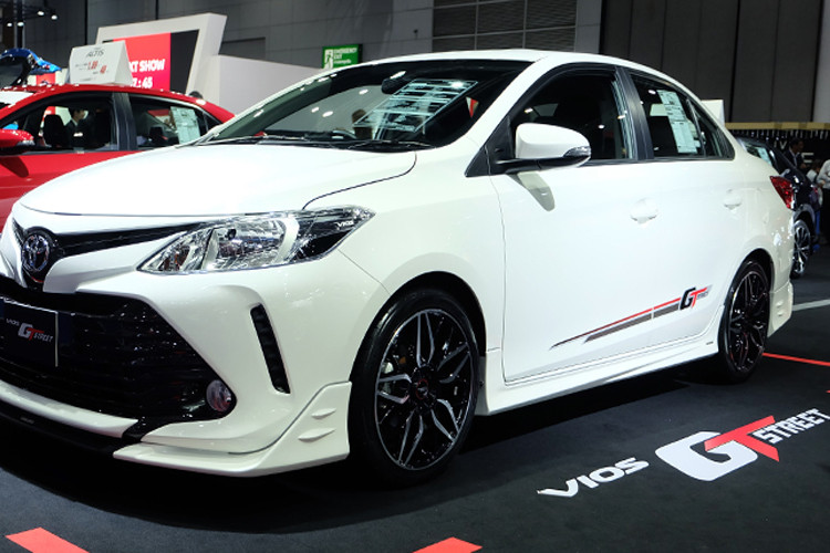 Mẫu xe sedan Toyota Vios vừa được hãng xe Nhật Bản phát triển thêm phiên bản mới mang tên Vios GT Street vừa được giới thiệu tại một sự kiện ở Thái Lan. Nhưng theo tiết lộ, mẫu xe này chỉ được sản xuất giới hạn 100 chiếc tại thị trường Đông Nam Á.