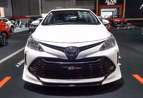 Toyota Vios GT Street 2018 hướng đến những khách hàng thích phong cách thể thao, cá tính. Chính vì thế, thiết kế của nó có phần mạnh mẽ hơn nhiều so với các phiên bản khác và được phát triển dựa trên bản Vios 1.5 E.