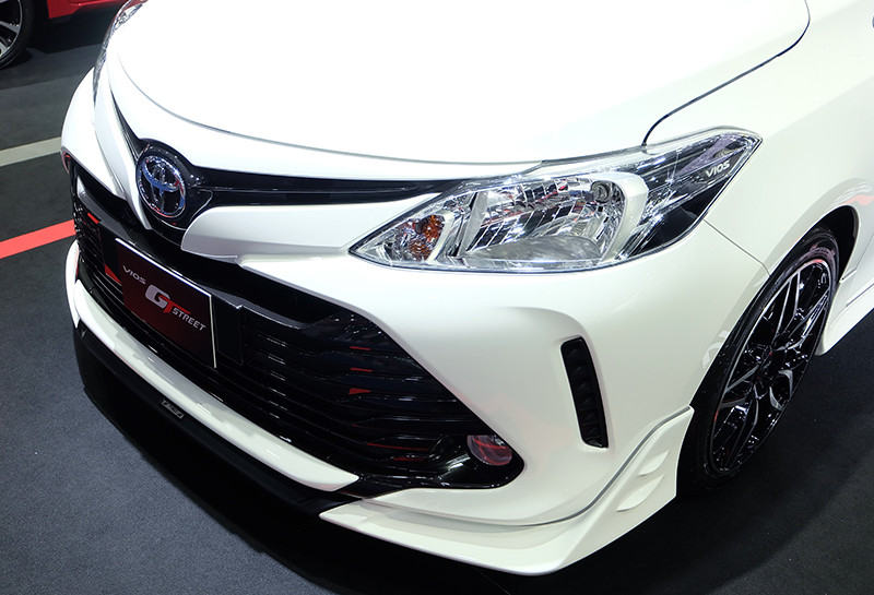 Đặc biệt, Vios GT Street 2018 được đầu tư gói trang bị thể thao Sporty Racing, bao gồm các phụ kiện như: cản trước/sau, nẹp hai bên thân xe, cánh gió sau,...