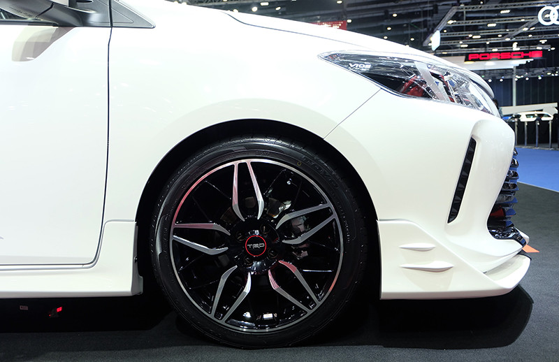 Vios GT Street được nâng cấp giảm xóc trước, lắp hệ thống treo sau TRD, đồng thời loại bỏ mâm 15 inch để thay thế bằng bộ mâm hợp kim kích thước 17 inch, đa chấu phối hai màu đen - bạc, kết hợp bộ lốp cỡ 205/45/R17.