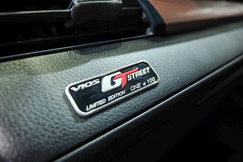 Logo trang trí “Vios GT Street Limited Edition” đánh số thứ tự sản xuất. Giá xe Toyota Vios GT Street phiên bản thể thao mới cho năm 2018 này hiện có giá bán khoảng 755.000 baht (tương đương 537 triệu đồng).