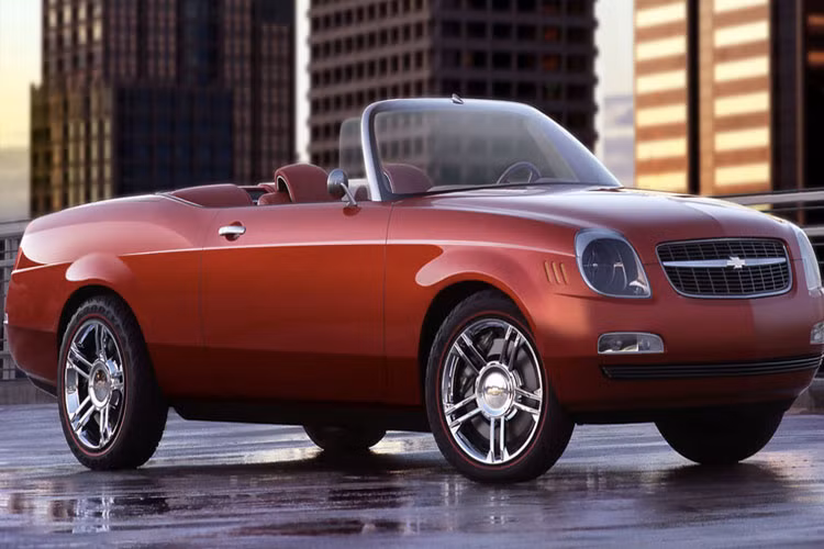 Dù có nhiều chi tiết thiết kế mang dáng vẻ tương lai hiện đại nhưng mẫu concept mui trần Bel Air 2002 vẫn không được lòng công chúng yêu xe. Các nhà thiết kế đã quá cố gắng để mang lại cho nó một dáng vẻ cổ điển.