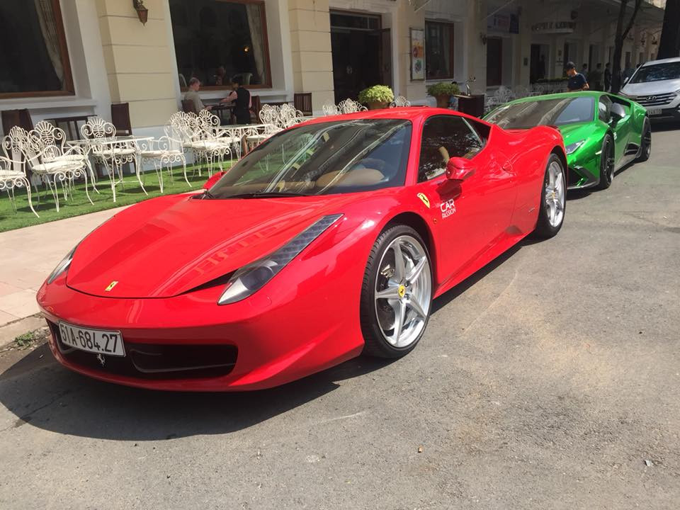 Hai chiếc xe vốn đã nổi bật với hai tone màu nóng rực rỡ nay còn hút ánh nhìn hơn khi "phơi mình" dưới tiết trời nắng ở Sài Gòn.