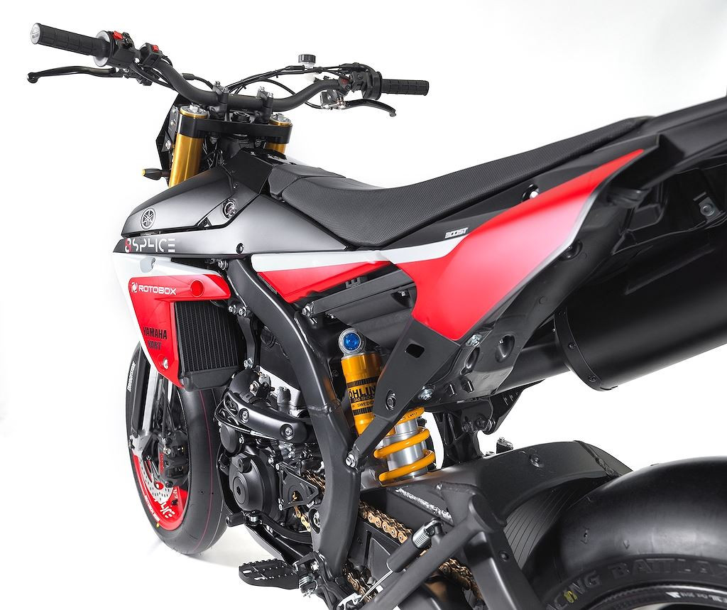 Cùng với đó, các chi tiết, bộ phận ở cả dàn chân trước và sau đều được sử dụng "hàng thửa". Cụ thể, cặp phuộc USD FG461 từ Ohlins với chiều dài ngắn hơn 30mm, hành trình 255mm và được bắt vào cặp chảng ba CNC do Rotobox thiết kế.