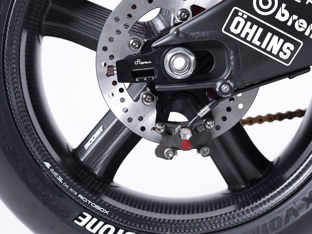 Hệ thống phanh của Rotobox Splice cũng toàn là "chất như nước cất". Rotobox đã phối hợp heo phanh Brembo GP4RR với đĩa Brembo T-Drive 208 có đường kính lên tới 320mm và độ dày 5,5mm. Phanh sau dùng đĩa Brembo đường kính 220mm, độ dày 4,5mm và kèm heo Brembo Billet 2 piston đối xứng.