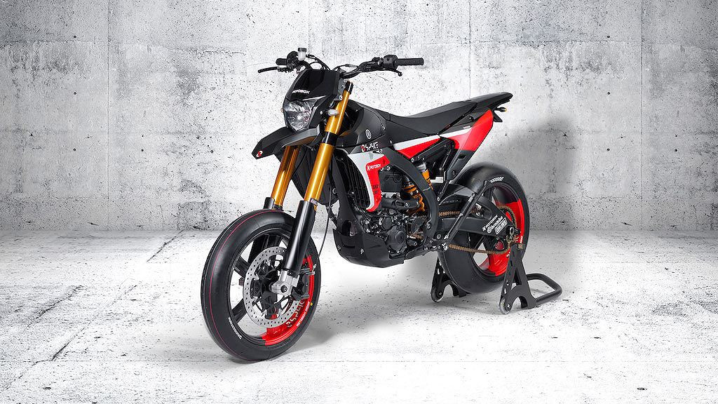 Từ nền tảng của chiếc môtô địa hình Yamaha WR450F thế hệ 3, Rotobox đã sử dụng những công nghệ chế tạo hiện đại nhất hiện tại như CNC, in 3D và các phụ tùng siêu cao cấp vốn chỉ xuất hiện trên những chiếc xe đua tại các giải đấu danh giá như WSBK, Moto2, MotoGP để biến chiếc "cào cào" này trở thành siêu môtô cao cấp.