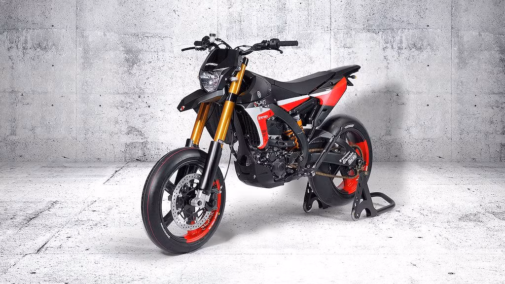 Từ nền tảng của chiếc môtô địa hình Yamaha WR450F thế hệ 3, Rotobox đã sử dụng những công nghệ chế tạo hiện đại nhất hiện tại như CNC, in 3D và các phụ tùng siêu cao cấp vốn chỉ xuất hiện trên những chiếc xe đua tại các giải đấu danh giá như WSBK, Moto2, MotoGP để biến chiếc "cào cào" này trở thành siêu môtô cao cấp.