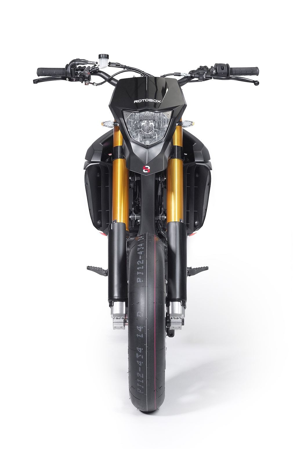 Rotobox đã sử dụng bộ mâm Rotobox Boost 5 cây bản lớn 3.5 inch ở phía trước và 5.5 inch ở phía sau cho chiếc xe. Đi kèm nó là lốp Brigestone "đầu chùa" không vân 120/60 và 190/65 đắt tiền. Tuy nhiên, công đoạn lắp bộ mâm to như vậy vào chiếc WR450F khá khó khăn. Rotobox đã phải sử dụng gắp từ Yamaha R6. Đáng chú ý, bộ gắp nầy cũng đã được chỉnh sửa lại hoàn toàn để phù hợp hơn với bản độ khi hoàn thành.