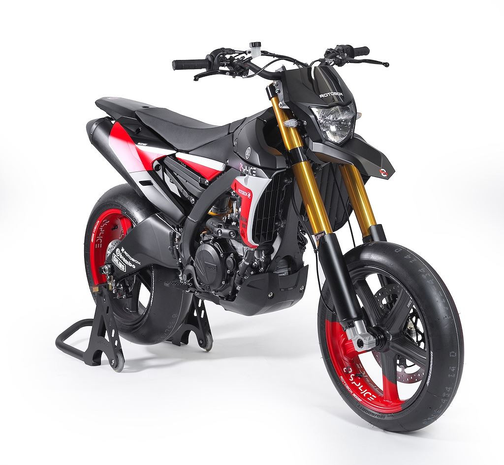 Nhìn tổng thể bản độ này có thiết kế không khác nhiều so với nguyên bản Yamaha WR450F. Duy chỉ khác màu sơn đỏ đen trắng phối hợp khá ăn ý.