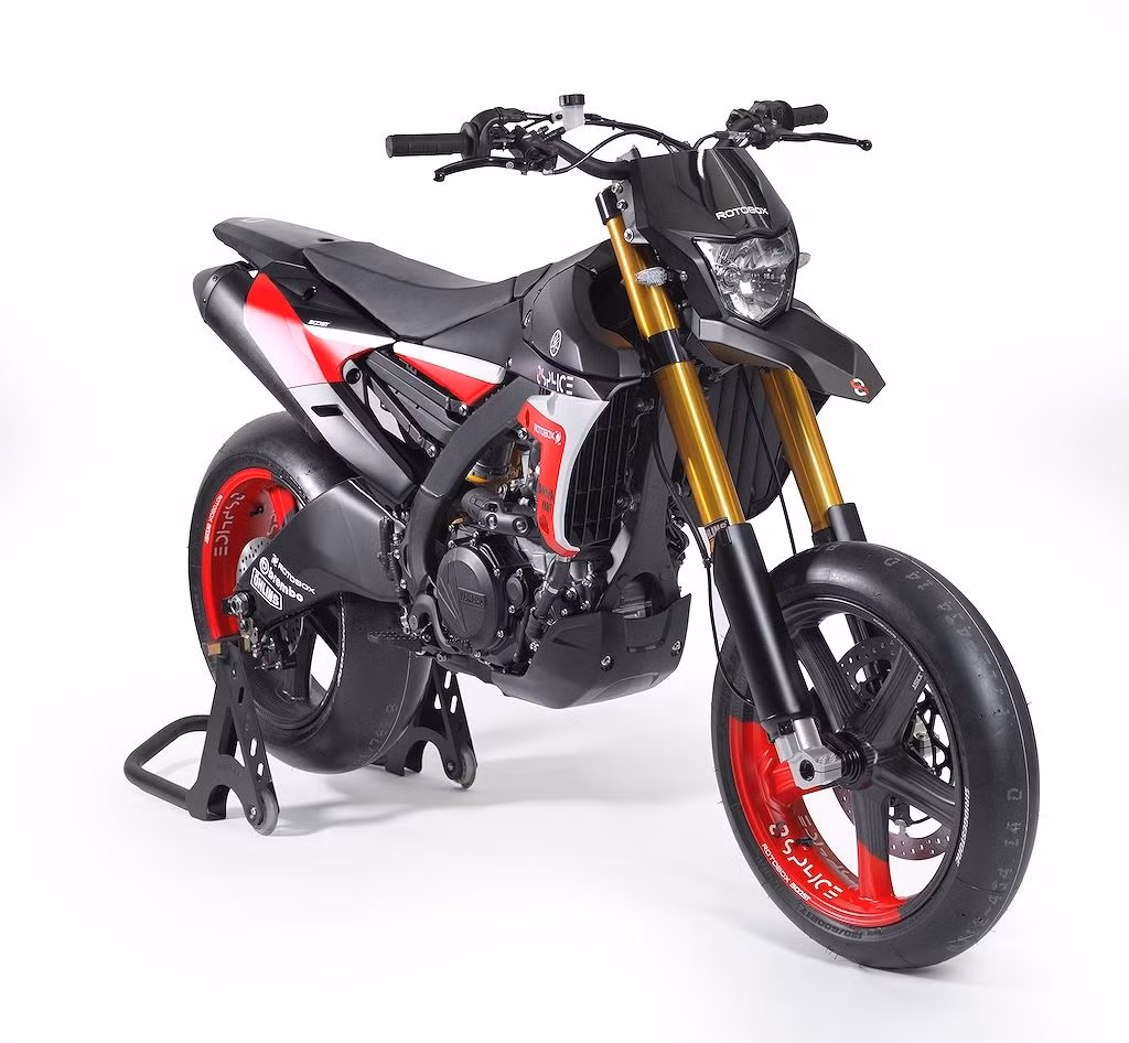 Nhìn tổng thể bản độ này có thiết kế không khác nhiều so với nguyên bản Yamaha WR450F. Duy chỉ khác màu sơn đỏ đen trắng phối hợp khá ăn ý.