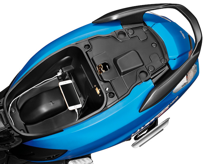 Đặc biệt, ổ sạc điện thoại di động ngay trong cốp xe được cho là hữu dụng. Tuy nhiên, thiết kế cốp xe khá bé không to bằng Honda Lead.