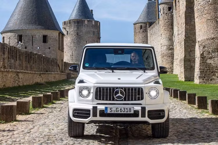 Mercedes-AMG G63 thế hệ mới mới gây thu hút với mặt trước có phần dữ dằn hơn với hốc lấy gió cỡ lớn và lưới tản nhiệt đặc trưng kiểu AMG. Xe được trang bị đèn LED hiện đại.