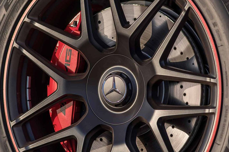 Sức mạnh của Mercedes-AMG G63 mới truyền tới bốn bánh xe qua hộp số tự động 9 cấp, cho phép chiếc SUV tăng tốc 0-96 km/h trong 4,5 giây trước khi đạt vận tốc tối đa theo giới hạn điện tử 239 km/h (gói tùy chọn AMG Driver’s Package).