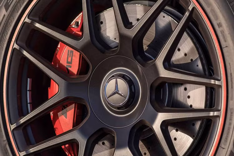 Sức mạnh của Mercedes-AMG G63 mới truyền tới bốn bánh xe qua hộp số tự động 9 cấp, cho phép chiếc SUV tăng tốc 0-96 km/h trong 4,5 giây trước khi đạt vận tốc tối đa theo giới hạn điện tử 239 km/h (gói tùy chọn AMG Driver’s Package).