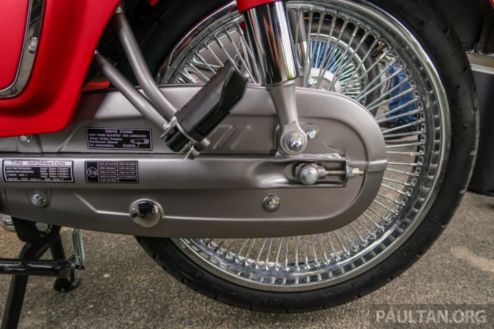 Cub Classic sở hữu mâm xe dạng nan hoa kích thước 17 inch, nặng 100 kg