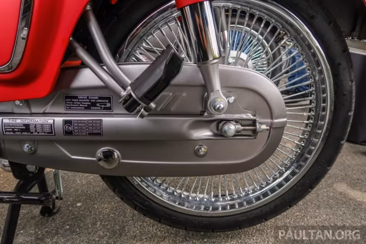 Cub Classic sở hữu mâm xe dạng nan hoa kích thước 17 inch, nặng 100 kg