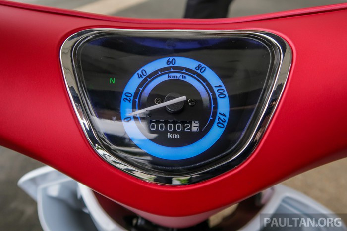 Cụm đồng hồ điều khiển cũng được lắp đèn LED hiệu ứng màu đẹp mắt.