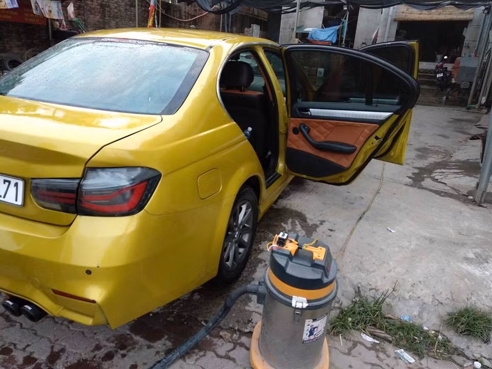 ... và đèn hậu phía sau đều được thay thế bằng đèn full LED giống với những chiếc xe BMW 3-Series mới nhất trên thị trường hiện nay.