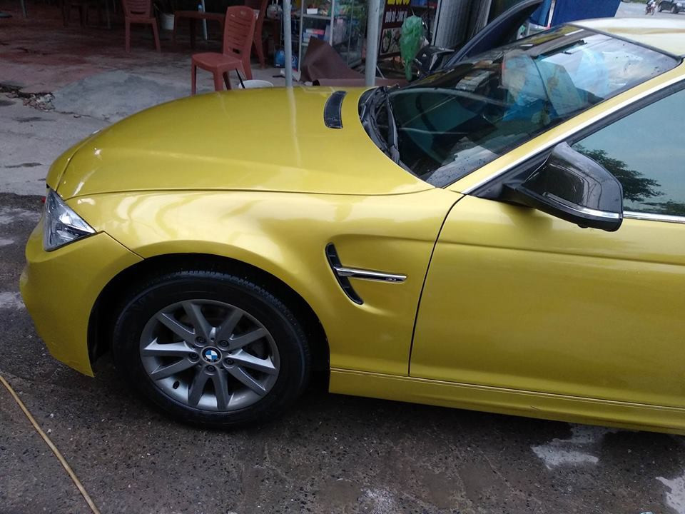 Chiếc BMW nguyên bản là mẫu 318i model 2004 được lốt xác hoàn với với gọi độ mới. Cụm đèn chiếu sáng phía trước...