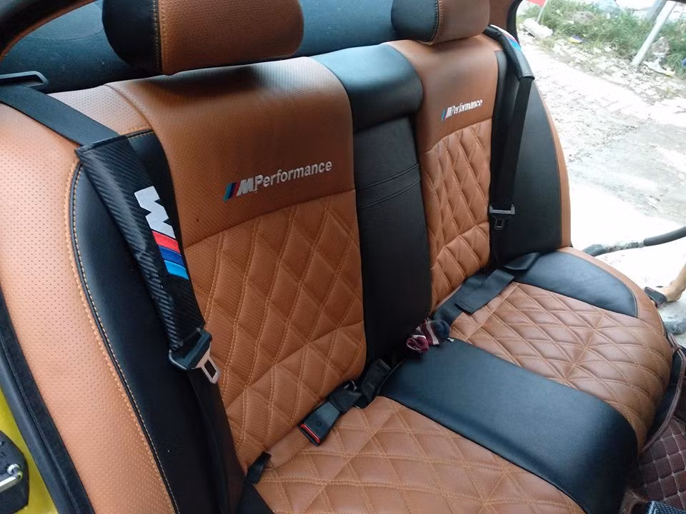 Ghế bọc da màu nâu bò sang trọng.