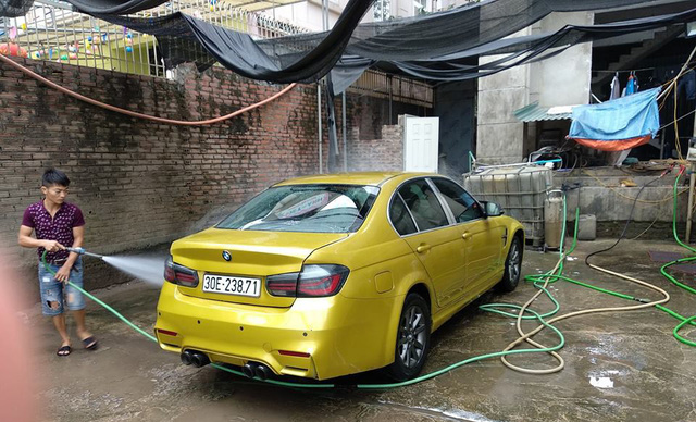 BMW 318i 2004 được trang bị động cơ 4 xy-lanh thẳng hàng, kết hợp với hộp số sàn 5 cấp cho công suất cực đại đạt 141 mã lực và mô-men xoắn cực đại 200 Nm. Với thông số kể trên, xe chỉ mất tới 9,3 giây để đạt tốc độ 100 km/h từ trạng thái tĩnh. BMW 318i 2004 này được coi là chiếc BMW 318i 2004 đắt nhất trên thị trường xe cũ hiện tại.