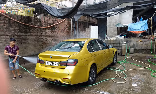 BMW 318i 2004 được trang bị động cơ 4 xy-lanh thẳng hàng, kết hợp với hộp số sàn 5 cấp cho công suất cực đại đạt 141 mã lực và mô-men xoắn cực đại 200 Nm. Với thông số kể trên, xe chỉ mất tới 9,3 giây để đạt tốc độ 100 km/h từ trạng thái tĩnh. BMW 318i 2004 này được coi là chiếc BMW 318i 2004 đắt nhất trên thị trường xe cũ hiện tại.