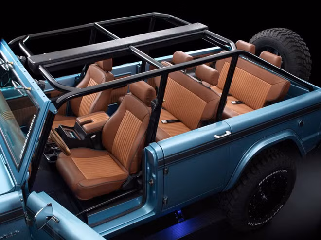 Theo đó, khung sườn của chiếc SUV cổ Ford Bronco 1966 được cắt đôi ra, gia cố thêm một phần dài 584 mm để giữ thân xe được vững chắc. Các thanh chống kết nối với thân xe để tạo thành một bộ khung bảo vệ cho 6 hành khách bên trong xe.