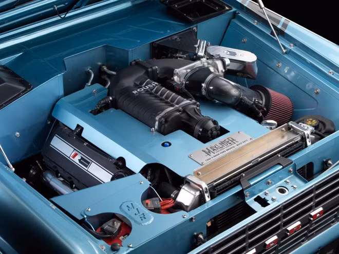 Tiếp đến, Maxlider Brothers Customs tiến hành loại bỏ hối động cơ V8 200 mã lực nguyên bản. Thay vào đó là động cơ siêu nạp Coyote Roush V8 dung tích 5.0L. Kết nối với hộp số 6 cấp đời mới, khối động có này sản sinh công suất lên đến 670 mã lực đi kèm một số tính năng tùy chỉnh.