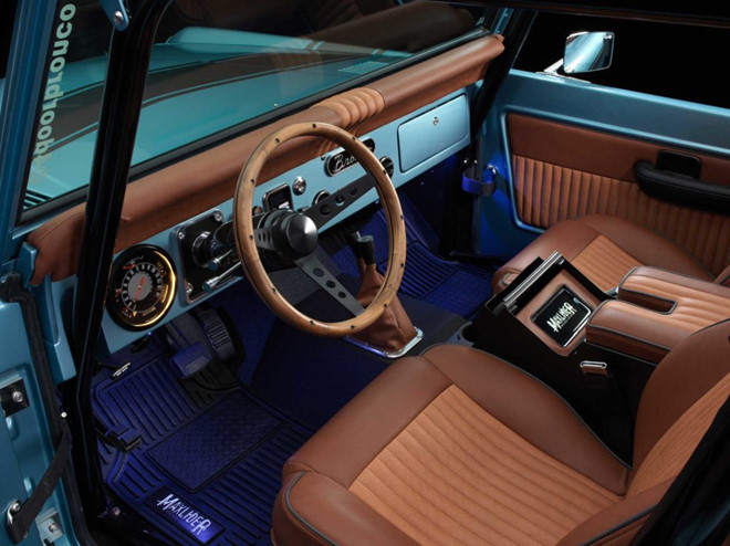 Một vài chi tiết bên trong xe được tinh chỉnh, tân trang lại như bảng điều khiển hàng ghế sau được trang bị hộc để cốc. Toàn bộ 6 ghế ngồi đều được làm theo phong cách cổ điển khi bọc da tổng hợp siêu cứng và chần chỉ tương phản.