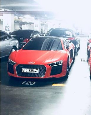 Còn chiếc mang biển số 51G-335.47 từng nằm trong bộ sưu tập xe của thiếu gia Sài thành với những mẫu xe hàng hiếm như Mercedes-AMG GT S Edition 1, Dodge Challenger Hellcat hay siêu xe Ferrari 488 GTB. Khi về tay của đại gia quận 7, siêu xe này đã có chuyến hành trình "phượt" ấn tượng ra Đà Nẵng và Huế. Ngoài ra, Hà Nội cũng là nơi mà siêu xe này từng được chủ nhân cho ra tham quan.