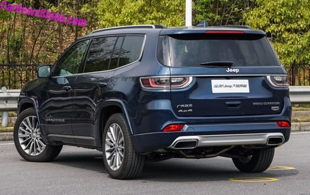 Đuôi xe thiết kế khá vuông vắn.