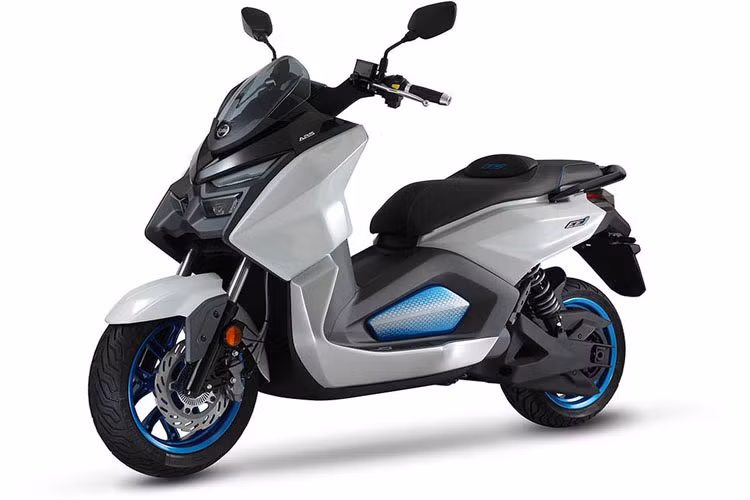 Mẫu xe tay ga chạy điện SYM EE1 được trang bị động cơ điện công suất 25kW tại 4.000v/ph cùng với bộ pin Lithium-ion 102V/52Ah. Điểm hay của EE1 là cho phép lựa chọn 3 chế độ vận hành: ECO, Normal và Power.