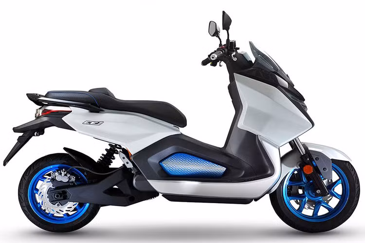 Thiết kế ngoại hình xe khá hiện đại và thu hút. Xe có tổng chiều dài 2.050mm, rộng 700mm và cao 1.125mm, trục cơ sở 1.472mm và độ cao yên lái 790mm. Trọng lượng xe gồm cả pin là 170kg.