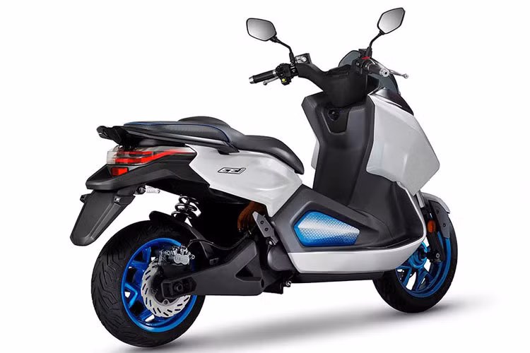 Hệ thống phanh đĩa đơn cho cả bánh trước và bánh sau, đồng thời tích hợp chống trượt ABS cho phanh trước.