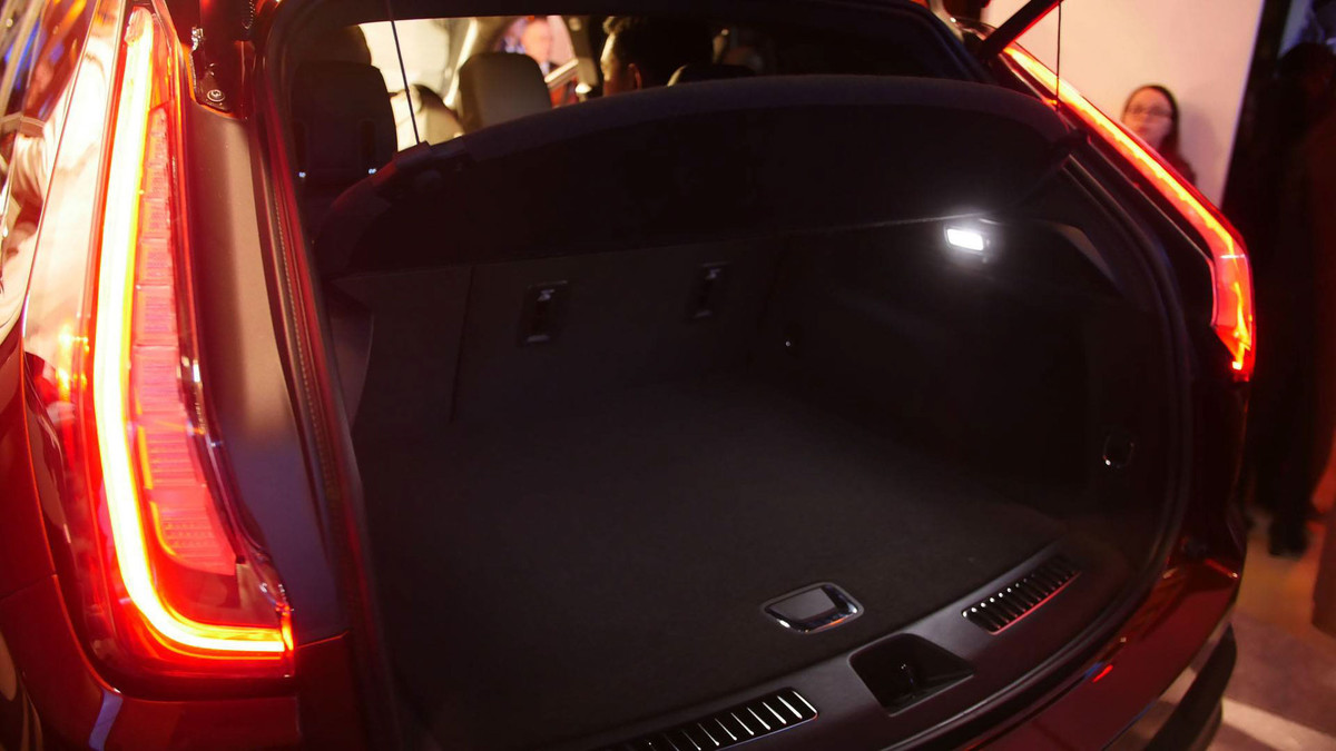 Bên cạnh cấu hình 5 chỗ ngồi bên trong, xe còn cung cấp một khoang hành lý khá rộng. Theo dự đoán, Cadillac XT4 2019 sẽ tới tay khách hàng tại thị trường ôtô Mỹ vào cuối năm nay với mức giá từ 35.790 USD.