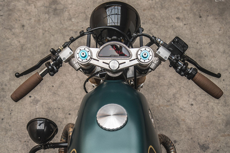 Dàn đầu của xe tích hợp chảng ba CNC nguyên khối được khoét giữa để tích hợp đồng hồ điện tử cực chất. Hai bên sử dụng tay lái Clip on bắt thẳng vào giảm xóc đi kèm là cặp tay lái cổ điển bọc da nâu. Bình xăng nguyên bản đã được chỉnh sửa thay đổi màu sắc và nắp xăng dạng CNC.
