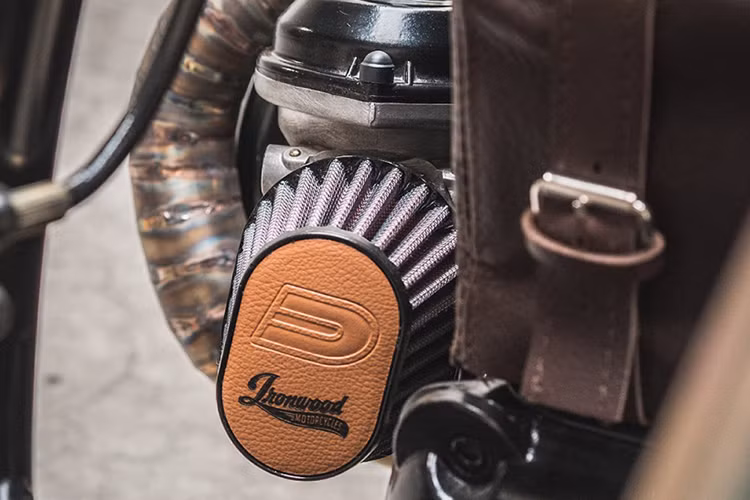 Lọc gió độ của xe BMW R100 độ Cafe Racer được chụp một lớp da có in tên xưởng độ nổi bật và đầy cá tính.