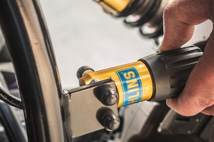 Yên xe của bản độ sử dụng yên solo dạng bánh mỳ gọn gàng, Xe được trang bị pô lon dài Akrapovic đen mờ chụp carbon.