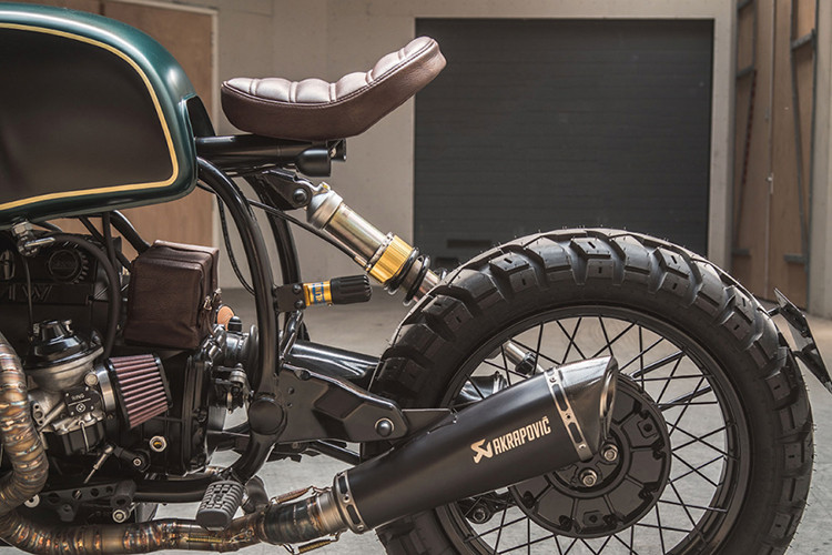 Yên xe của bản độ sử dụng yên solo dạng bánh mỳ gọn gàng, Xe được trang bị pô lon dài Akrapovic đen mờ chụp carbon.